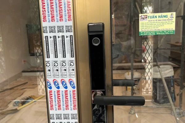 KHÓA ĐIỆN TỬ KTS154 ĐƯỢC LẮP CHO NHÔM XINGFA THƯƠNG HIỆU NAM SUNG